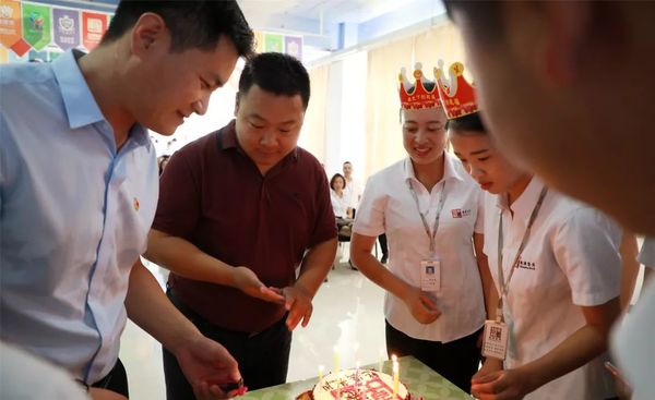 集團(tuán)領(lǐng)導(dǎo)為壽星們點(diǎn)燃生日蠟燭 集團(tuán)領(lǐng)導(dǎo)為壽星們點(diǎn)燃生日蠟燭